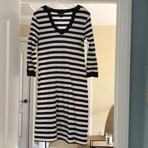 Stripe Dress with 3/4 sleeves. V-neck.